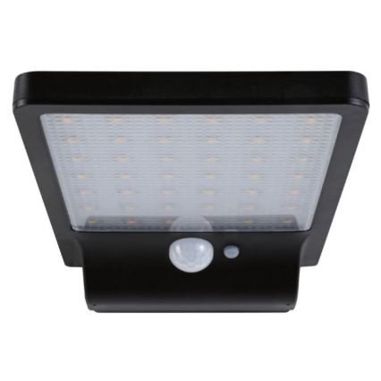 Solárny LED reflektor s čidlom pohybu, je namontovaný na stene a svieti. Obsahuje mnoho malých LED diód.