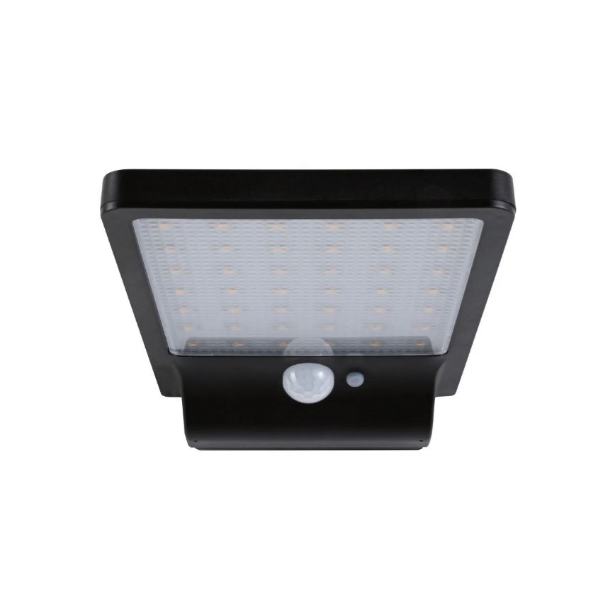 Solárny LED reflektor s čidlom pohybu, je namontovaný na stene a svieti. Obsahuje mnoho malých LED diód.