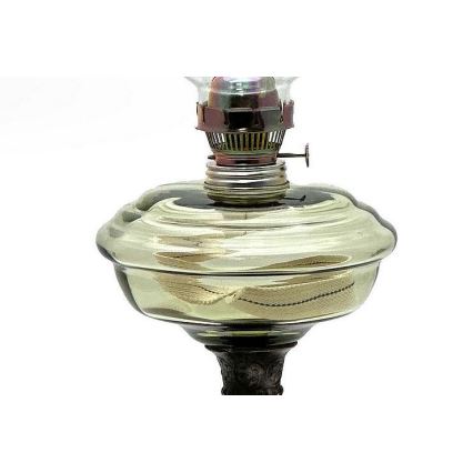 Petrolejová lampa s nádobou zo zelenkastého skla a kovovou základňou. Viditeľný je knot a mechanizmus na reguláciu plameňa. Lampa je umiestnená na bielom pozadí.
