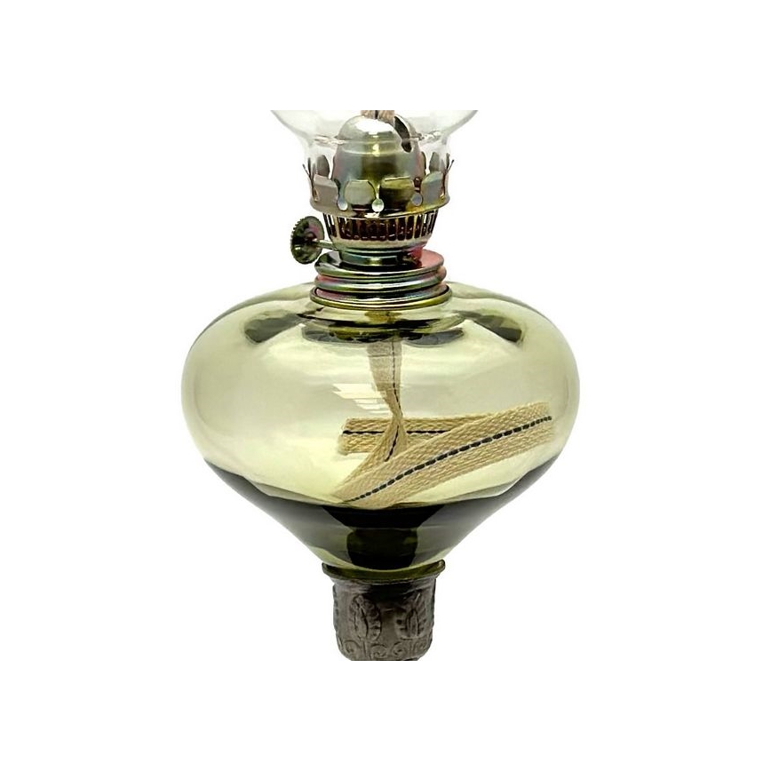 Olejová lampa s olivovozeleným skleneným telom a kovovým mechanizmom na reguláciu knôtu stojí na kovovej podstave. Knôt je viditeľný vnútri.