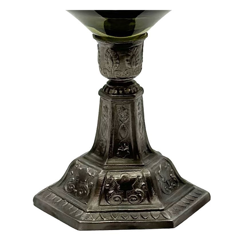 Stojan s tmavozelenou sklenenou misou stojí na osmiuholníkovom podstavci. Podstavec a stonka sú zdobené reliéfnymi ornamentmi.