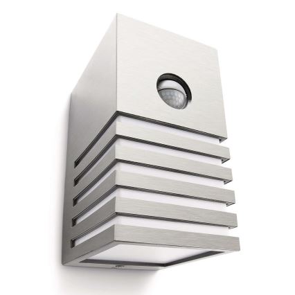 Stĺpcové vonkajšie svietidlo s pohybovým senzorom je pripevnené na stenu. Svietidlo je kovové, striebornej farby, s horizontálnymi drážkami.