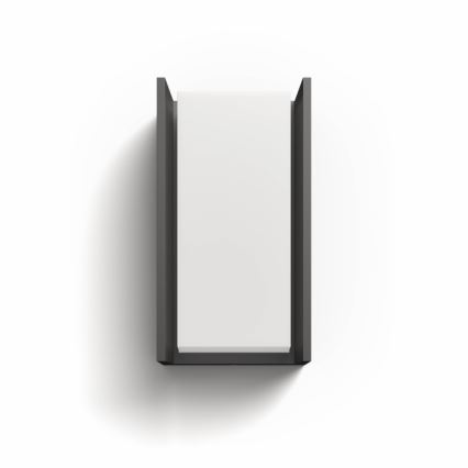 Svietidlo je umiestnené na stene. Má obdĺžnikový tvar s tmavosivým rámom a bielym vnútorným difúzorom. Svetlo je zatienené.