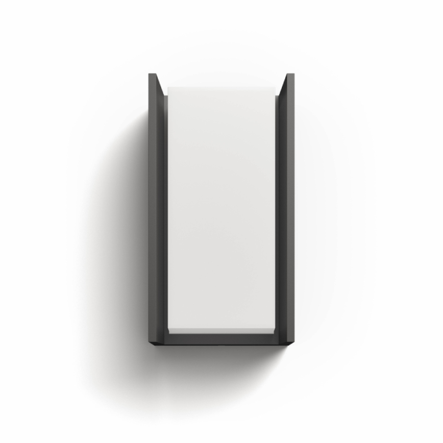 Svietidlo je umiestnené na stene. Má obdĺžnikový tvar s tmavosivým rámom a bielym vnútorným difúzorom. Svetlo je zatienené.