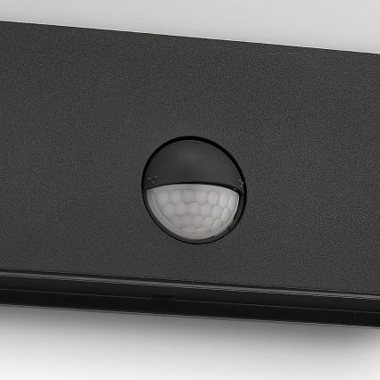 Čierny pohybový senzor detekuje pohyb. Nachádza sa na tmavosivej obdĺžnikovej základni.