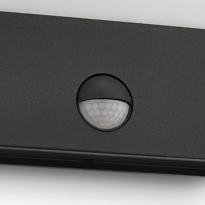 Čierny pohybový senzor detekuje pohyb. Nachádza sa na tmavosivej obdĺžnikovej základni.