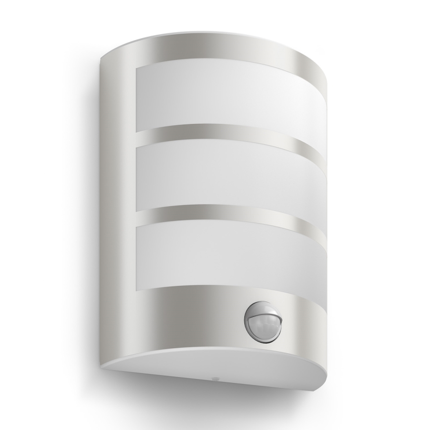 Svietidlo s pohybovým senzorom je pripevnené na stene. Svietidlo má tri horizontálne svetelné panely oddelené kovovými pásikmi. Je striebornej farby.