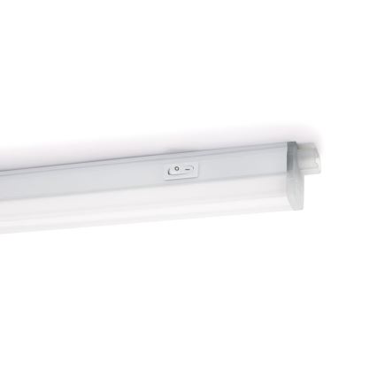 Dlhá, biela LED lampa je namontovaná na strope. Lampa má integrovaný vypínač. Biele pozadie.