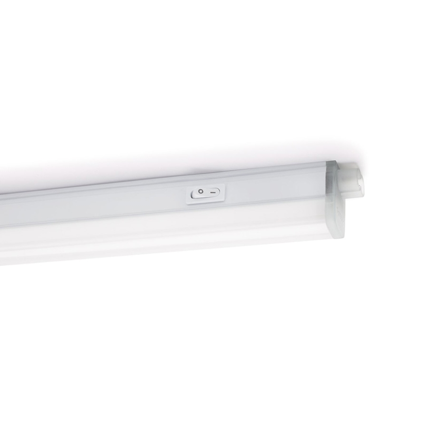 Dlhá, biela LED lampa je namontovaná na strope. Lampa má integrovaný vypínač. Biele pozadie.