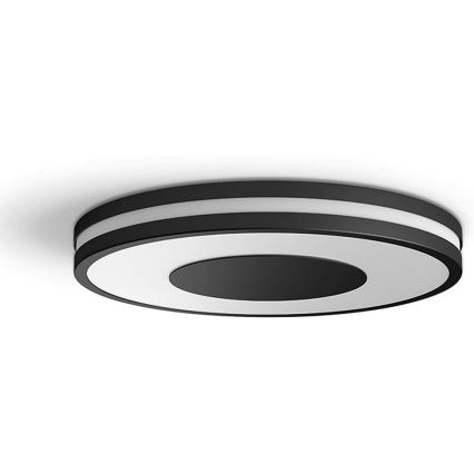 Okrúhle stropné svietidlo s dvojitým čiernym lemom a vnútorným bielym kruhom je pripevnené k stropu. Svietidlo má v strede ďalší menší čierny kruh.