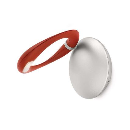 Červená LED lampa s oblým tvarom sa pripája k striebornej kruhovej základni. Lampa je pripevnená na stenu.