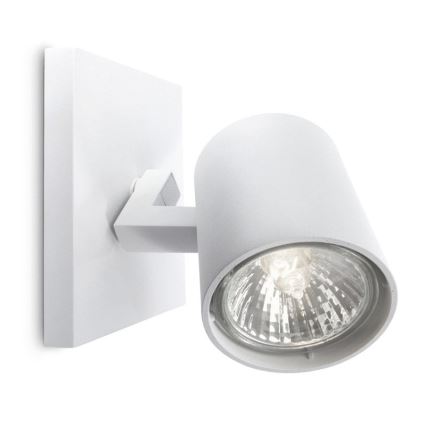 Biela nástenná lampa s valcovým tienidlom, svietiaca. Lampa je pripevnená na štvorcovú základňu na stene.