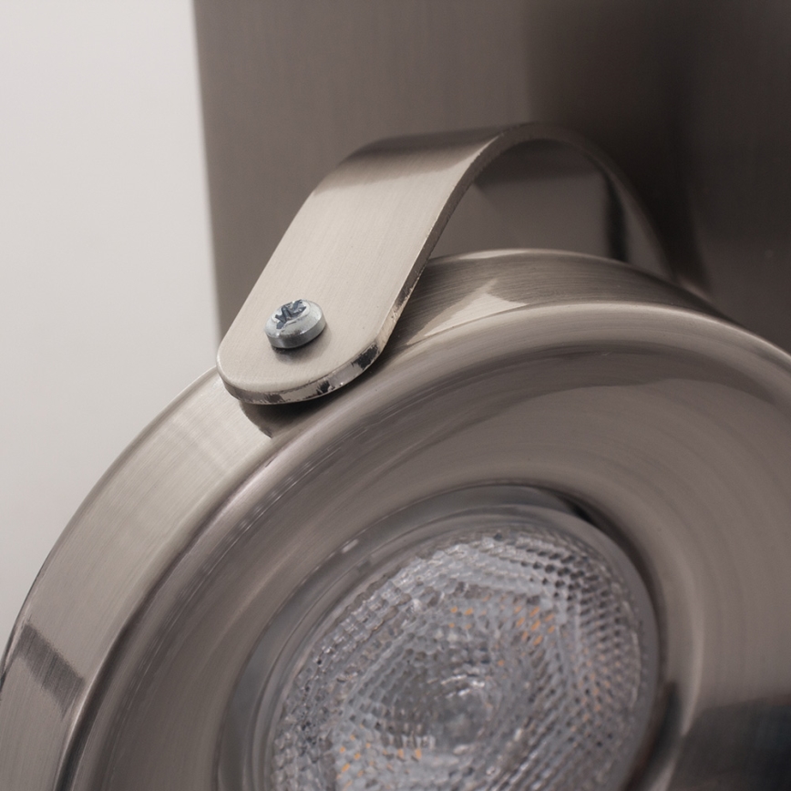 Kovové svietidlo s LED žiarovkou je pripevnené na stenu. Svietidlo je otočné vďaka kovovej páčke. Strieborná povrchová úprava.