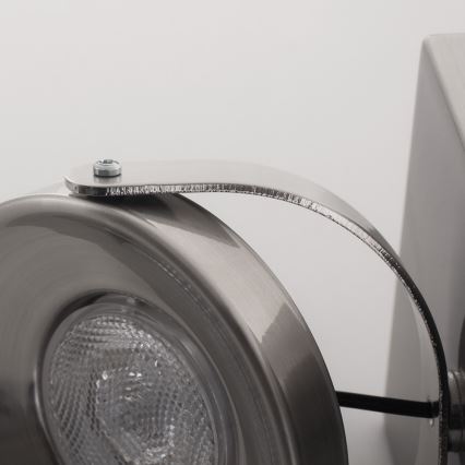 Svietidlo - je pripevnené k stene pomocou kovového ramena. Svietidlo je kovové, kruhového tvaru s LED žiarovkou.