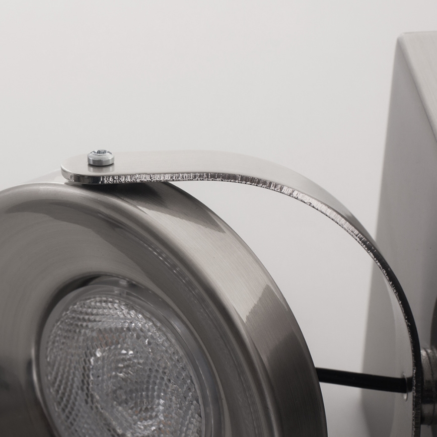 Svietidlo - je pripevnené k stene pomocou kovového ramena. Svietidlo je kovové, kruhového tvaru s LED žiarovkou.