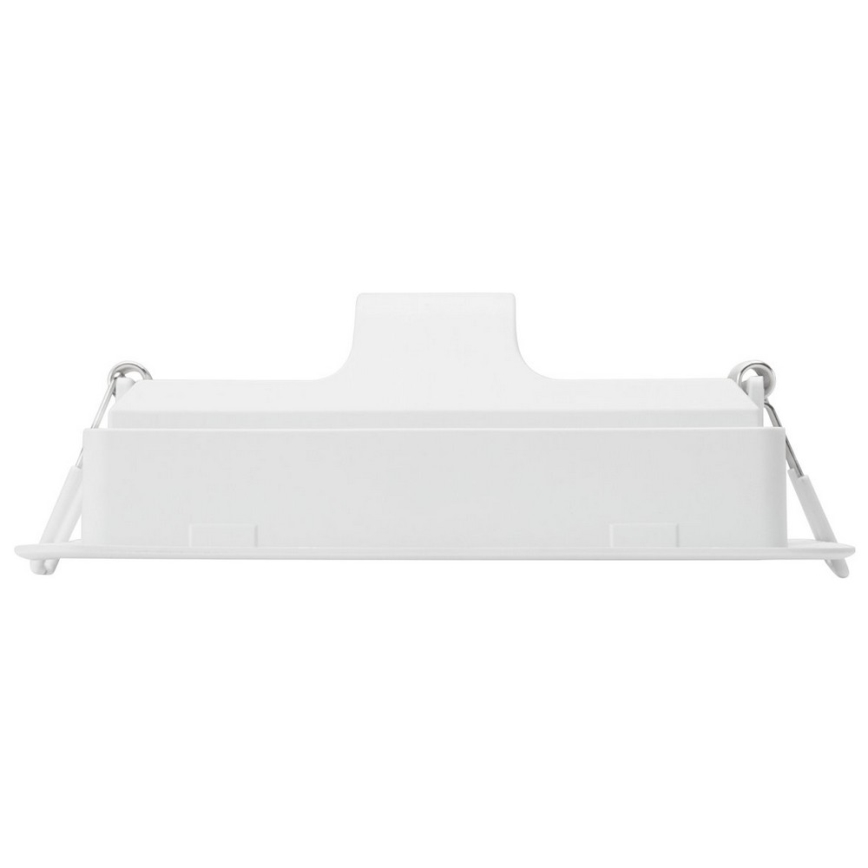 Biela obdĺžniková nástenná lampa je umiestnená na bielom pozadí. Lampa je pripevnená k stene pomocou kovových sponiek.