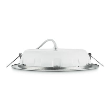 Svietidlo je zobrazené zo zadnej strany. Má biely plastový kryt a strieborný kovový okraj. Pripevňovacie držiaky sú viditeľné po stranách. Je pripojený k elektrickému vedeniu.