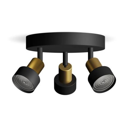 Trojramenné stropné svietidlo s čiernym základom a zlatými prvkami je pripevnené k stropu. Tri nastaviteľné reflektory smerujú dopredu. Svietidlo je zobrazené na bielom pozadí.