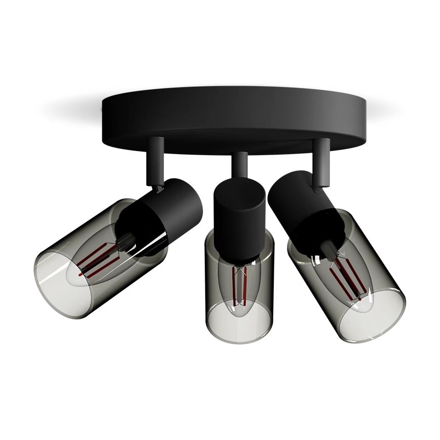 Trojramenné stropné svietidlo s čiernym podstavcom a tromi sklenenými tienidlami osvetľuje priestor. Každé tienidlo obsahuje žiarovku. Svietidlo je pripevnené k stropu.