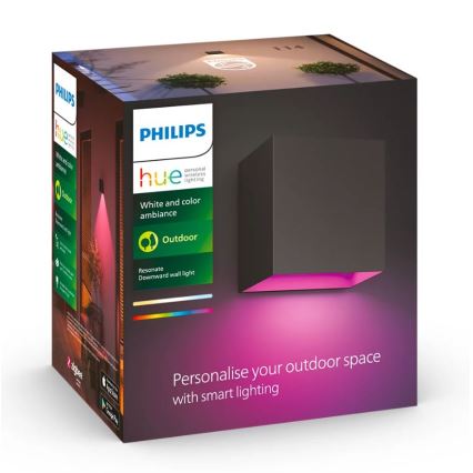 Balenie vonkajšieho osvetlenia Philips Hue zobrazuje štvorcovú svietidlo vyžarujúce ružové svetlo. Svietidlo je namontované na stene. Balenie uvádza: „Philips Hue, osobné bezdrôtové osvetlenie, biela a farebná atmosféra, vonkajšie, rezonancia, smerované svetlo na stenu. Personalizujte si vonkajší priestor inteligentným osvetlením.“