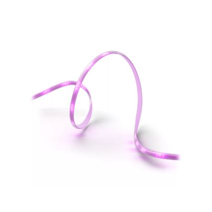 LED pásik svieti fialovo a je stočený na bielom pozadí. Pásik je ohybný a jeho svetlo jemne presvetľuje podklad.