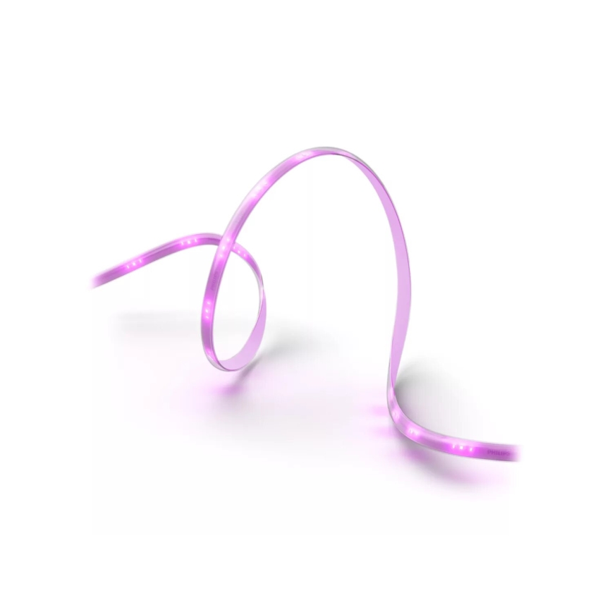 LED pásik svieti fialovo a je stočený na bielom pozadí. Pásik je ohybný a jeho svetlo jemne presvetľuje podklad.
