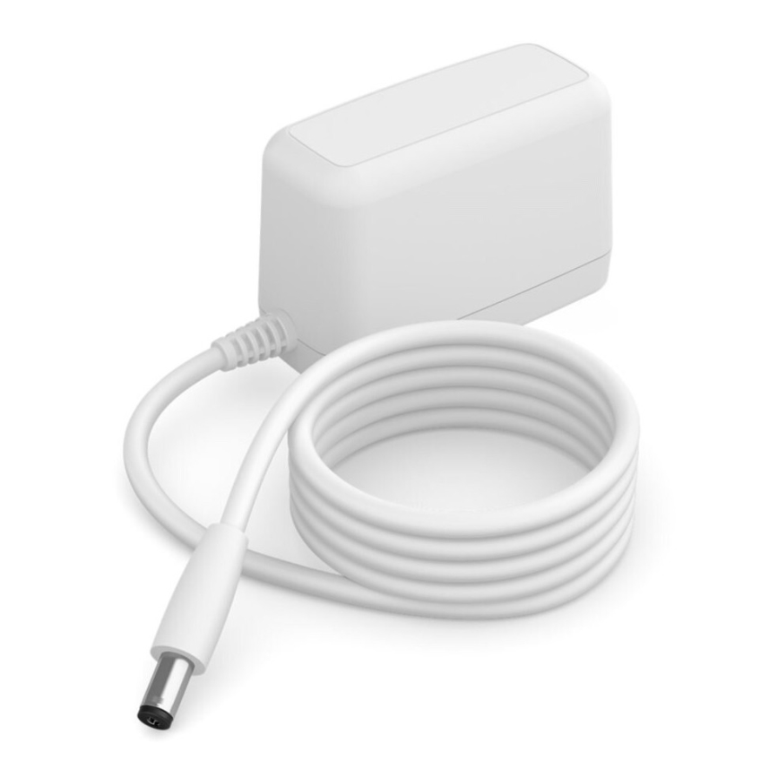 Biely sieťový adaptér s pripojeným bielym káblom je stočený na bielom pozadí.