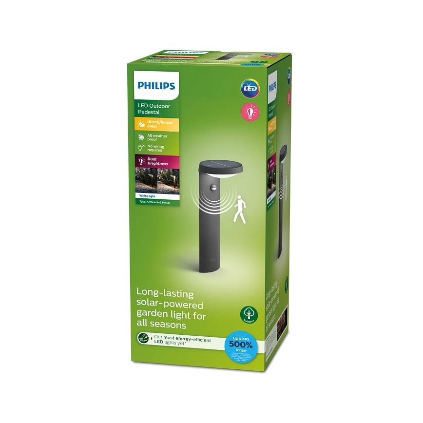 Balenie solárneho záhradného svetla Philips LED Outdoor Pedestal zobrazuje sivé svetlo s pohybovým senzorom. Svetlo je napájané solárnou energiou a je odolné proti poveternostným vplyvom. Balenie uvádza, že svetlo vydrží o 500% dlhšie.