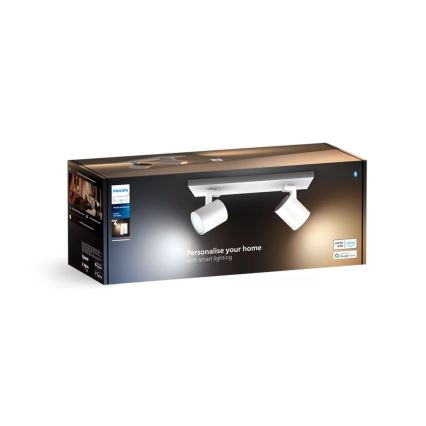 Dvojité stropné svietidlo s otočnými reflektormi je zobrazené na obale. Svietidlo je biele. Na obale je text: „Personalise your home with smart lighting“.