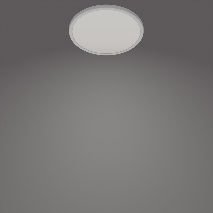 Svetlo je pripevnené na strope. Svieti v sivej miestnosti.