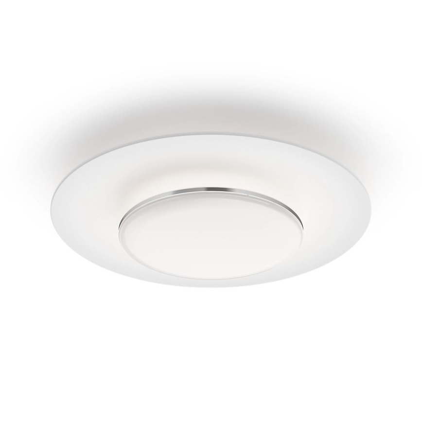 Biela kruhová stropná lampa s vnútorným kruhom z chrómu je pripevnená k stropu. Lampa je plochá a má matný povrch. Je umiestnená na bielom pozadí.