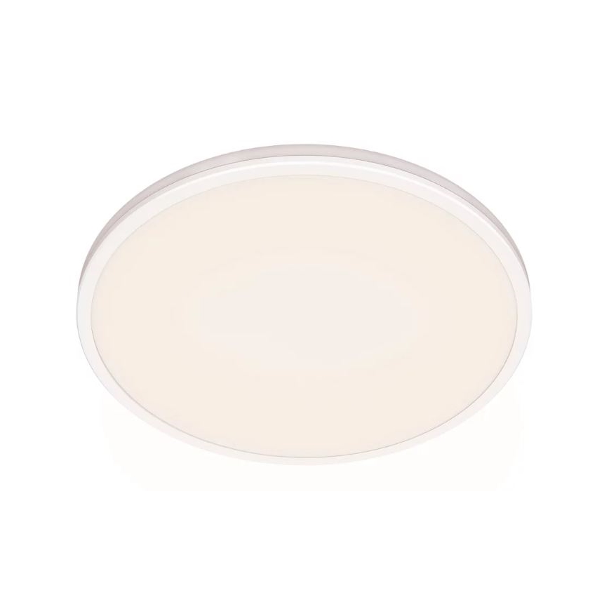 Okrúhle stropné LED svietidlo s bielym rámom a matným difúzorom svieti. Je umiestnené na bielom pozadí.