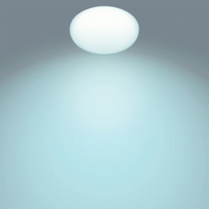Guľaté svetlo svieti na svetlomodré pozadie. Svetlo je umiestnené v hornej časti obrázka.