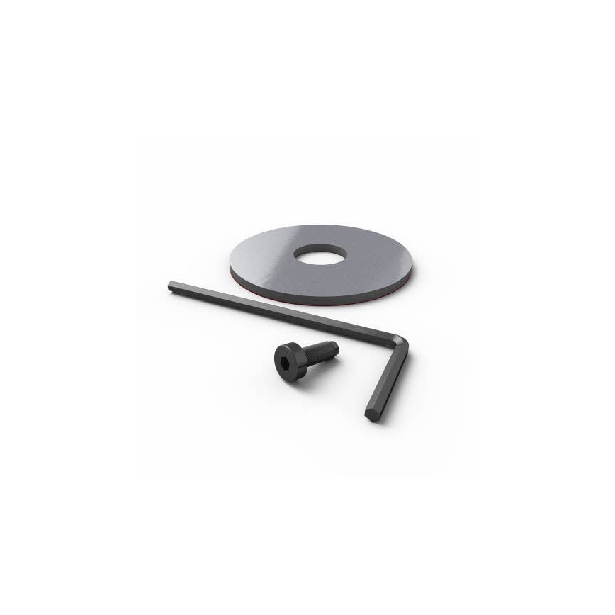 Šesťhranný imbusový kľúč leží vedľa skrutky a podložky na bielom pozadí.