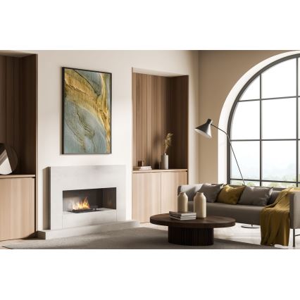 Krb horí v modernej obývacej izbe. Krb je z bieleho kameňa, umiestnený pod abstraktným obrazom v neutrálnych farbách. Izba obsahuje drevený nábytok, oválny konferenčný stolík a pohovku.