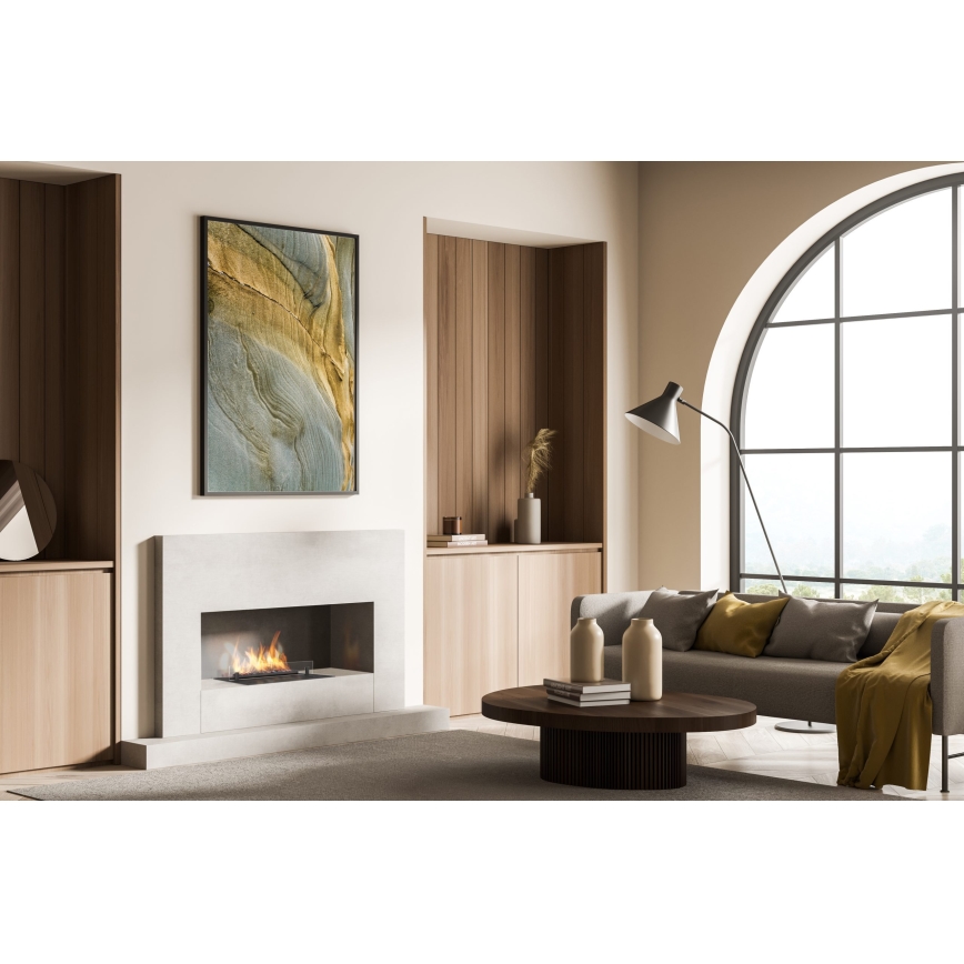 Krb horí v modernej obývacej izbe. Krb je z bieleho kameňa, umiestnený pod abstraktným obrazom v neutrálnych farbách. Izba obsahuje drevený nábytok, oválny konferenčný stolík a pohovku.