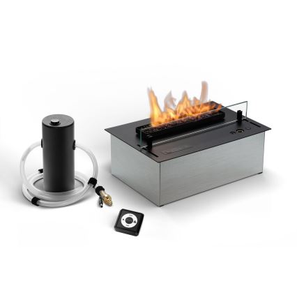 Plynový krb horí v obdĺžnikovej, striebornej konštrukcii. Súčasťou je nádržka s hadičkou a diaľkové ovládanie.