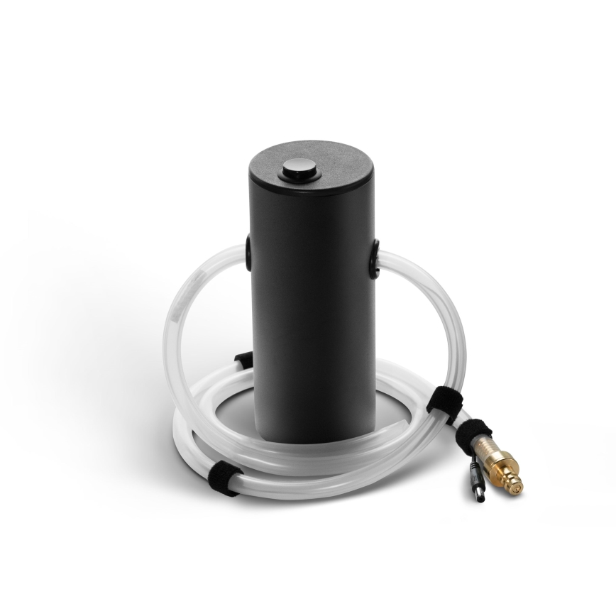 Čierny valcový prístroj s tlačidlom na vrchu a pripojenou priehľadnou hadičkou je umiestnený na bielom pozadí. Hadica je zviazaná sponkami a na konci má pripojený konektor.