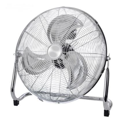 Stolový ventilátor s trojlistovou vrtuľou z chrómovanej ocele sa nachádza na kovovom stojane. Ventilátor je umiestnený na bielom pozadí.