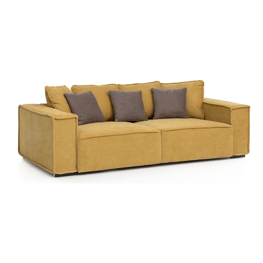 Žltá pohovka s tmavými vankúšmi stojí na bielom pozadí. Pohovka má jednoduchý, hranatý dizajn.