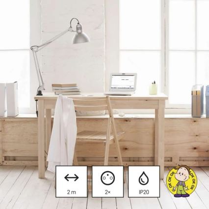 Drevený stôl s laptopom, stolovou lampou a knihami stojí v svetlej miestnosti pri okne. Na stole je aj skladaná biela látka a skladacia stolička. Dĺžka kábla je 2 m, zástrčka je dvojkolíková, krytie IP20.