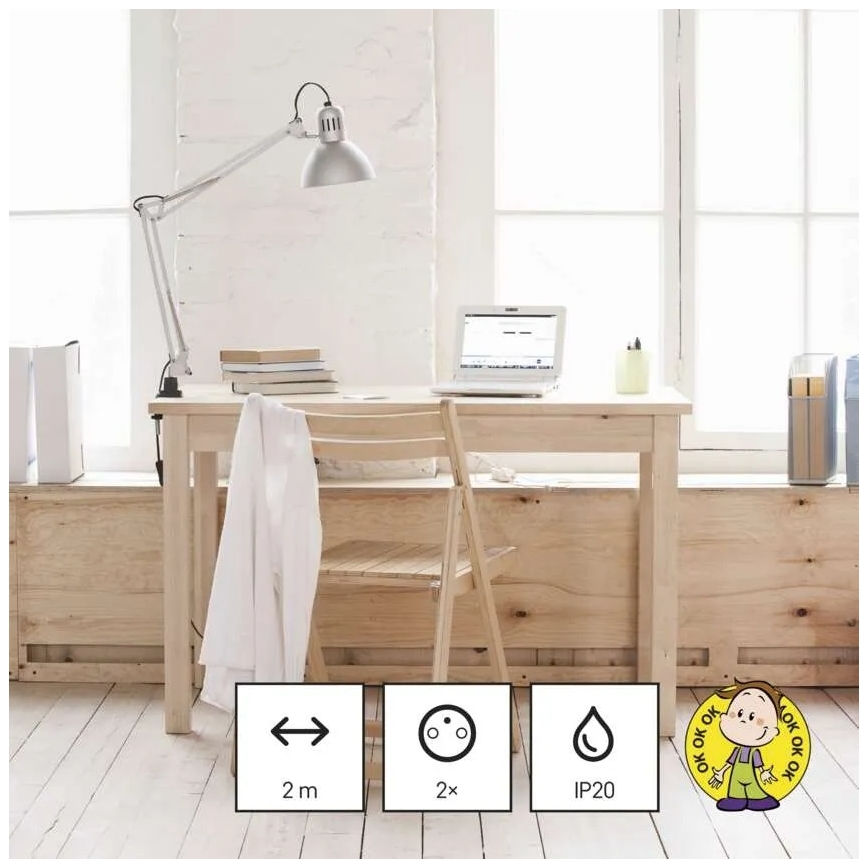 Drevený stôl s laptopom, stolovou lampou a knihami stojí v svetlej miestnosti pri okne. Na stole je aj skladaná biela látka a skladacia stolička. Dĺžka kábla je 2 m, zástrčka je dvojkolíková, krytie IP20.