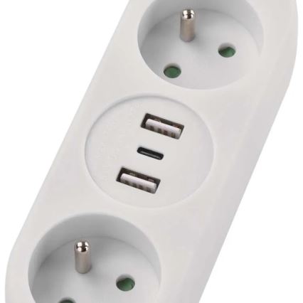 Biely predlžovací kábel s dvoma zásuvkami a tromi USB portami je pripravený na pripojenie elektrických zariadení. Nachádza sa na bielom pozadí.