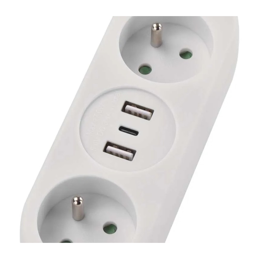 Biely predlžovací kábel s dvoma zásuvkami a tromi USB portami je pripravený na pripojenie elektrických zariadení. Nachádza sa na bielom pozadí.