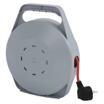 Šedý plastový navíjač kábla s rúčkou na prenášanie, z ktorého čiastočne vyčnieva červený elektrický kábel s európskou zástrčkou. Navíjač je na bielom pozadí.