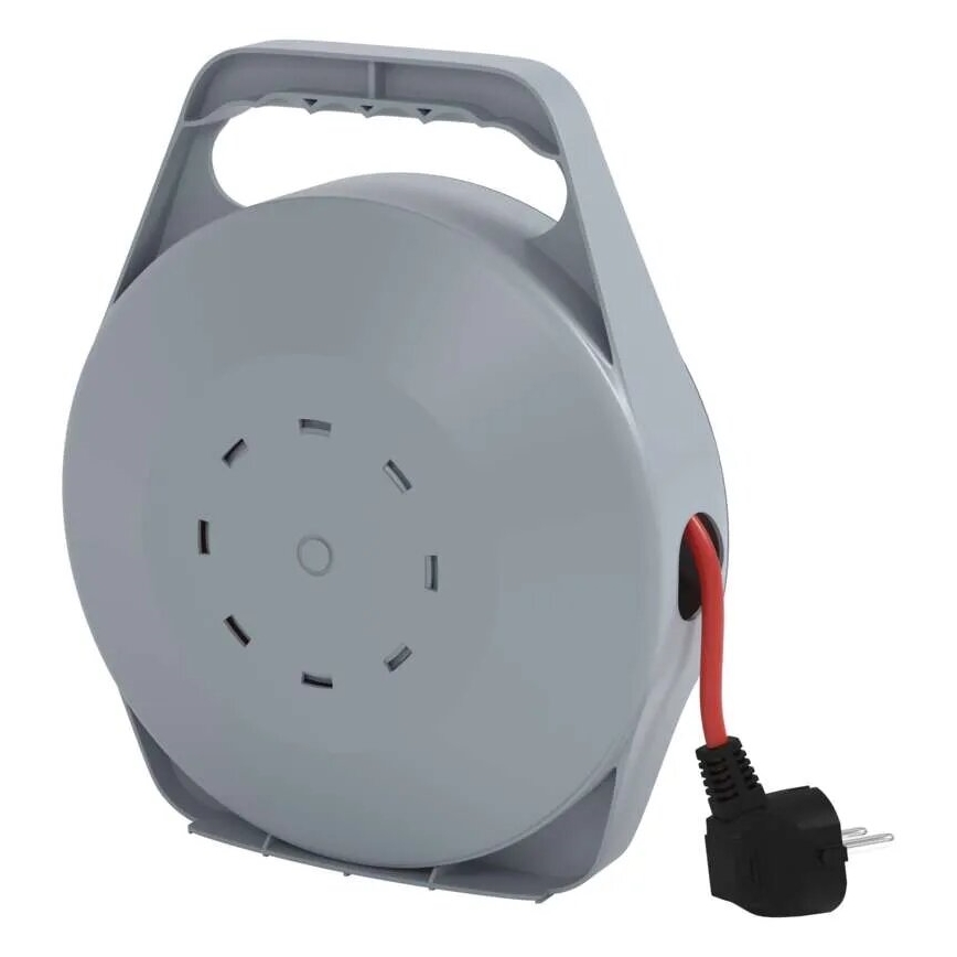 Šedý plastový navíjač kábla s rúčkou na prenášanie, z ktorého čiastočne vyčnieva červený elektrický kábel s európskou zástrčkou. Navíjač je na bielom pozadí.