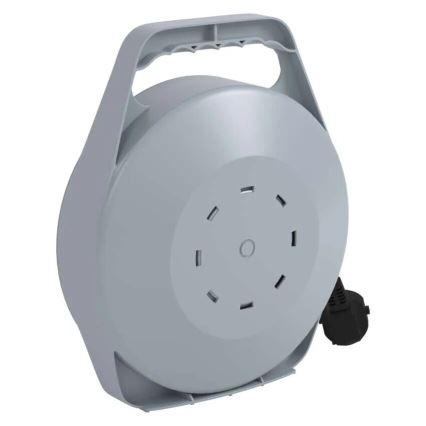 Šedý káblový bubon s rúčkou navíja kábel. Bubon má niekoľko otvorov na odvetrávanie a na konci je viditeľná zástrčka. Bubon je umiestnený na bielom pozadí.