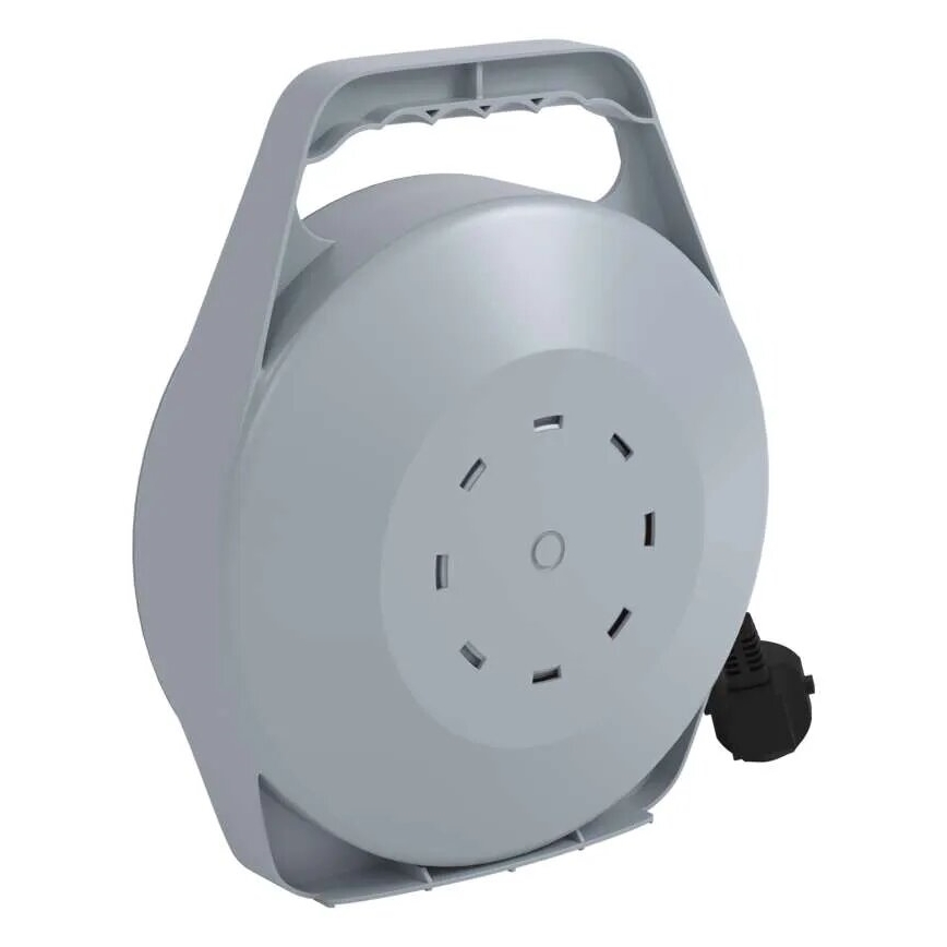 Šedý káblový bubon s rúčkou navíja kábel. Bubon má niekoľko otvorov na odvetrávanie a na konci je viditeľná zástrčka. Bubon je umiestnený na bielom pozadí.