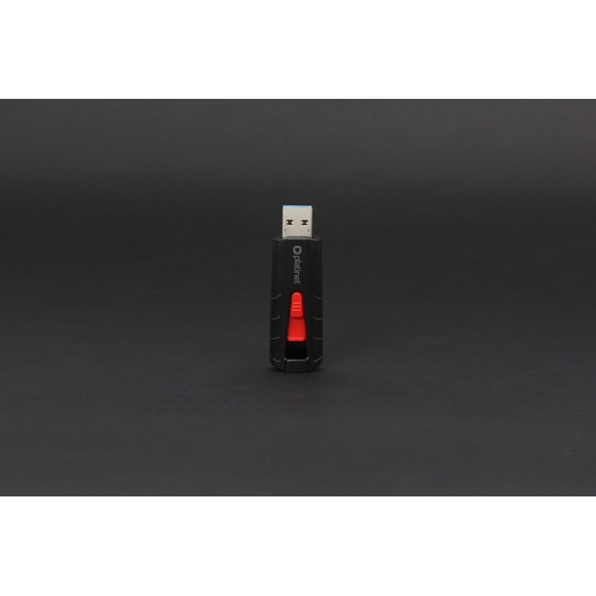 USB kľúč s logom „O!blbinet“ je umiestnený na čiernom povrchu. Kľúč je čierny s červeným detailom.