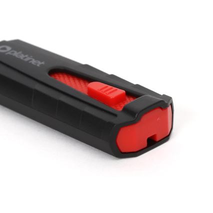 Čierny USB kľúč Platinet s červeným detailom a tlačidlom sa nachádza na bielom pozadí. Kľúč má štruktúrovaný povrch.